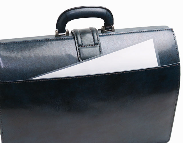 Lugard / G-3 獨一無二的陰影飾面。一款雅緻的 Dulles 包，充滿復古氣息