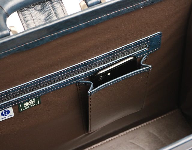 Lugard / G-3 獨一無二的陰影飾面。一款雅緻的 Dulles 包，充滿復古氣息