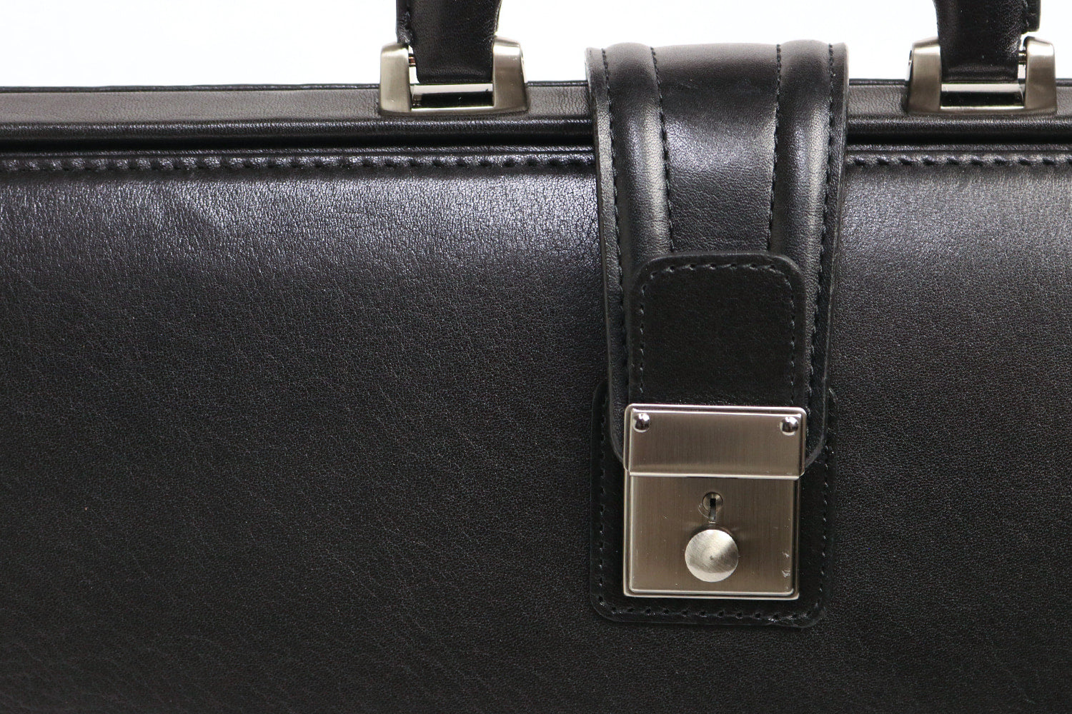 Lugard /G-3 オンリーワンのシャドー仕上げ。ヴィンテージ感漂う、味わい深いスリムダレスバッグ