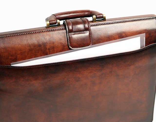 Lugard /G-3 オンリーワンのシャドー仕上げ。ヴィンテージ感漂う、味わい深いスリムダレスバッグ