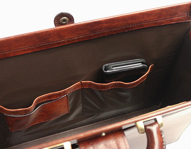 Lugard /G-3 オンリーワンのシャドー仕上げ。ヴィンテージ感漂う、味わい深いスリムダレスバッグ