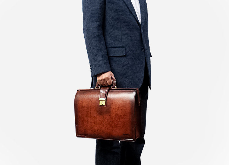 Lugard /G-3 One-of-a-kind shadow finish. A slim Dulles bag with a vintage feel