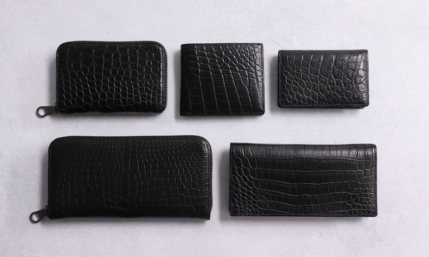 Luggage AOKI 1894 / Matt Crocodile Beautiful round zipper folding wallet made of Nile crocodile that exudes elegance