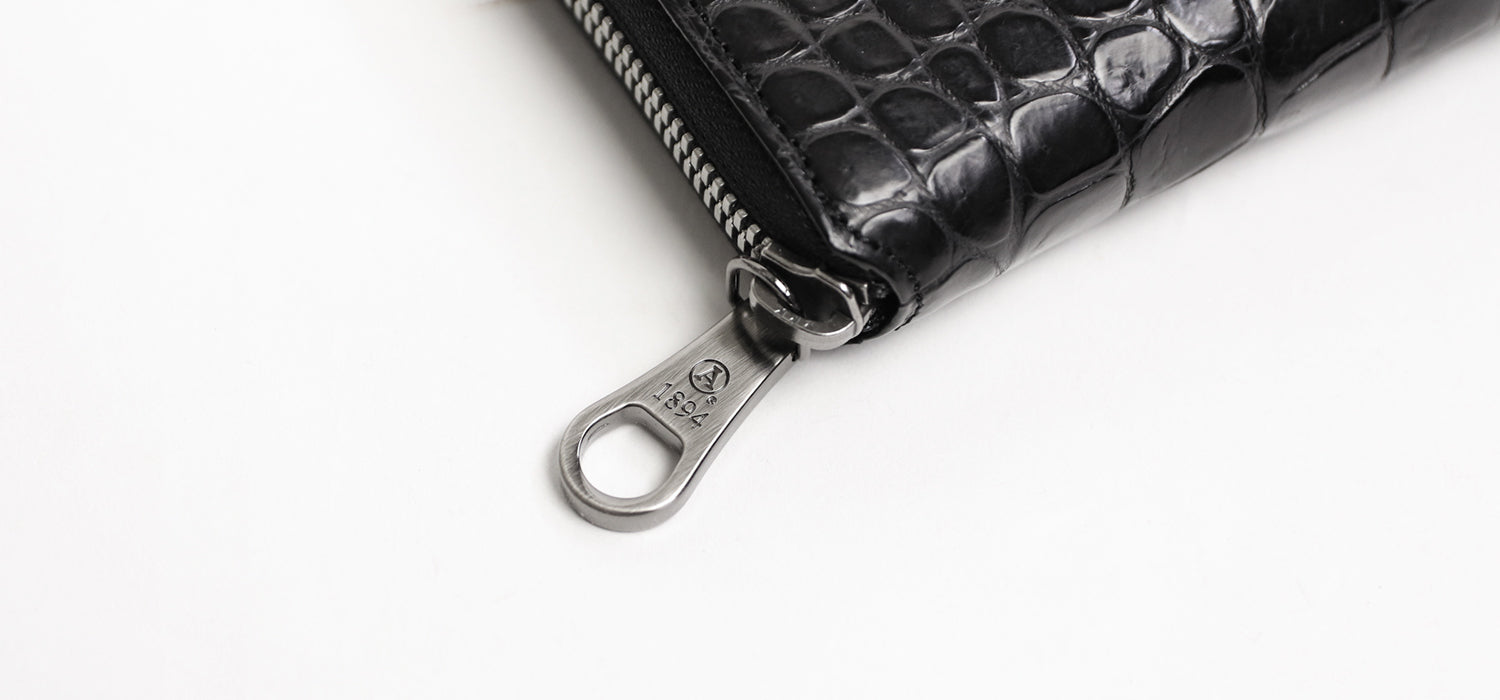Luggage AOKI 1894 / Matt Crocodile A beautiful round zipper long wallet made of Nile crocodile with a touch of elegance.