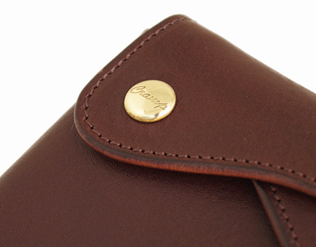 CRAMP / Ikenohata Ginkakuten A bi-fold wallet with double flap and a Garcon coin case, made from Italian shrink leather with a rich texture. 