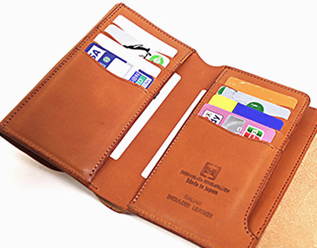 CRAMP / Ikenohata Ginzaten Italian shrink leather with a rich expression. A double flap middle wallet that combines storage capacity and size. 