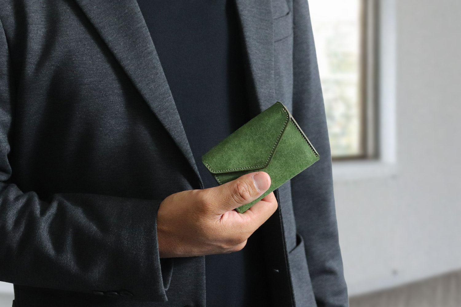 CRAMP / 池之端銀革店 劇的なエイジングを楽しめるプエブロレザー。カードケースサイズのコンパクトウォレット