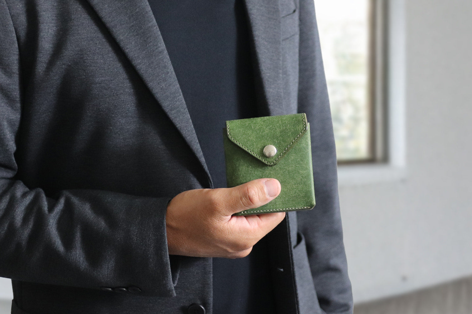 CRAMP / 池之端銀革店 劇的なエイジングを楽しめるプエブロレザー。大容量コインケースを備えたギャルソンスリムウォレット