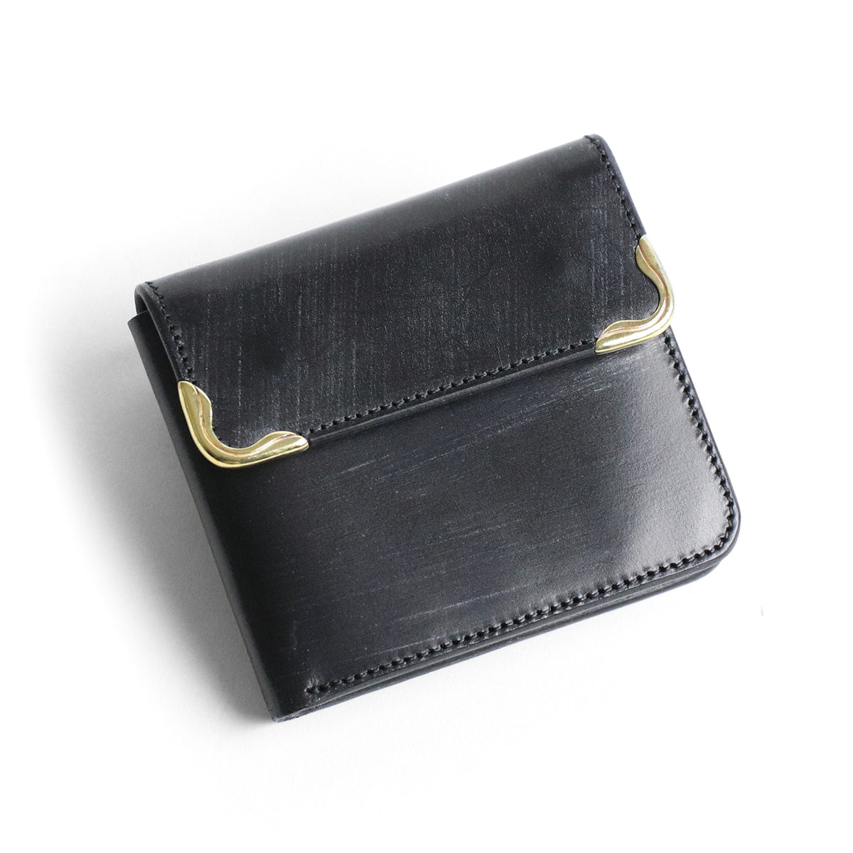 CRAMP / Ikenohata Ginkakuten The brass metal fittings on the sides are an accent. A bi-fold wallet with a large capacity Garcon coin case. 