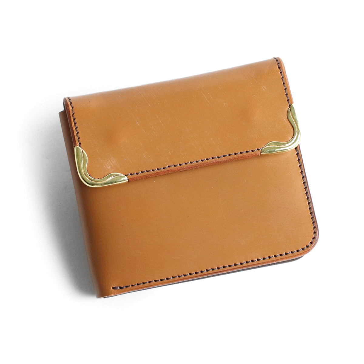 CRAMP / Ikenohata Ginkakuten The brass metal fittings on the sides are an accent. A bi-fold wallet with a large capacity Garcon coin case. 