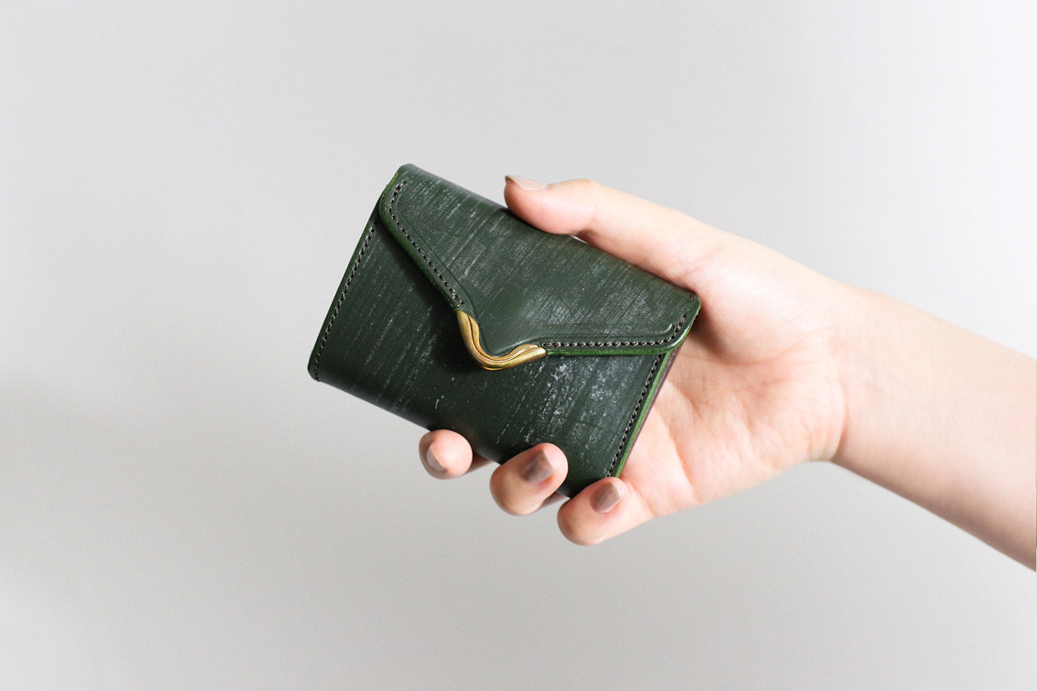 CRAMP / Ikenohata Ginkakuten A mini wallet the size of a card case, accented with brass front hardware. 