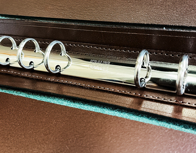CRAMP / 池之端銀革店 真鍮 のフロント金具がアクセント。 ペン挿しが可変するバイブルサイズのシステム手帳