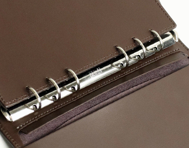 CRAMP / Ikenohata Ginzaten Brass front metal fittings are accented. Bible-sized system notebook with variable pen insertion 