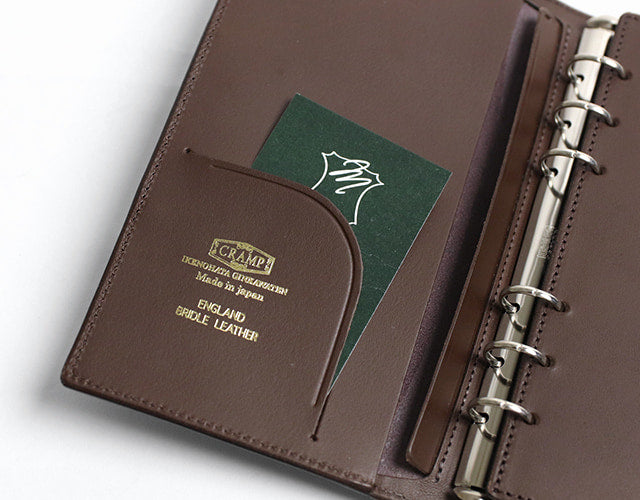 CRAMP / Ikenohata Ginzaten Brass front metal fittings are accented. Bible-sized system notebook with variable pen insertion 