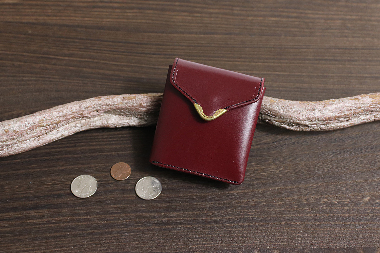 CRAMP / Ikenohata Ginkakuten A Garcon slim wallet with a large capacity coin case and front metal fittings as an accent. 