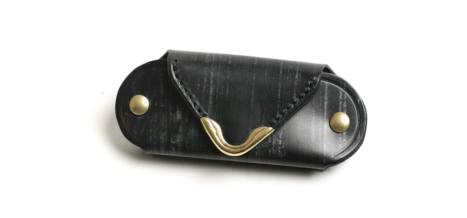 CRAMP / 池之端銀革店 フロント金具がアクセント。真鍮シューホーン付きミニコインケース