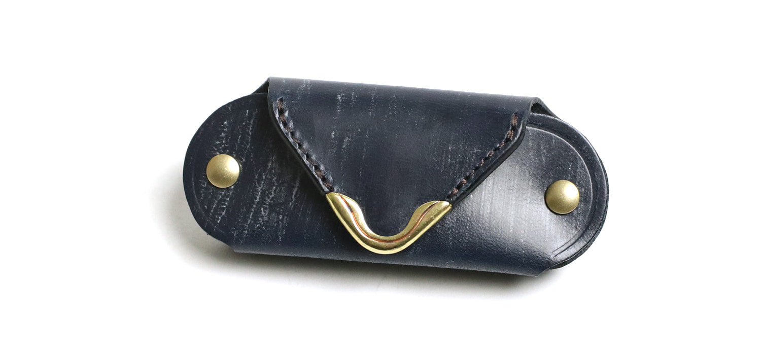 CRAMP / 池之端銀革店 フロント金具がアクセント。真鍮シューホーン付きミニコインケース