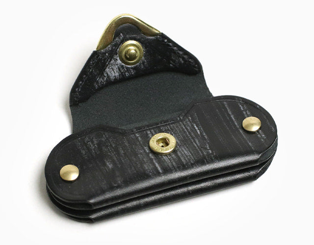 CRAMP / 池之端銀革店 フロント金具がアクセント。真鍮シューホーン付きミニコインケース