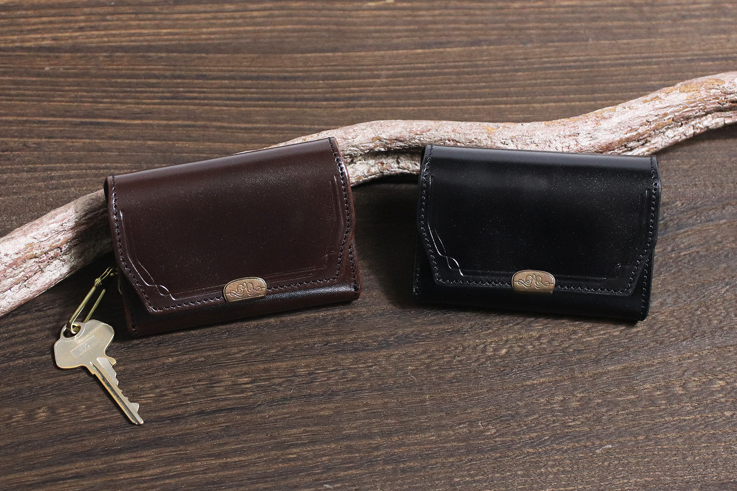 Dual / 池之端銀革店 透明感のあるツヤが現れるサドルプルアップレザー