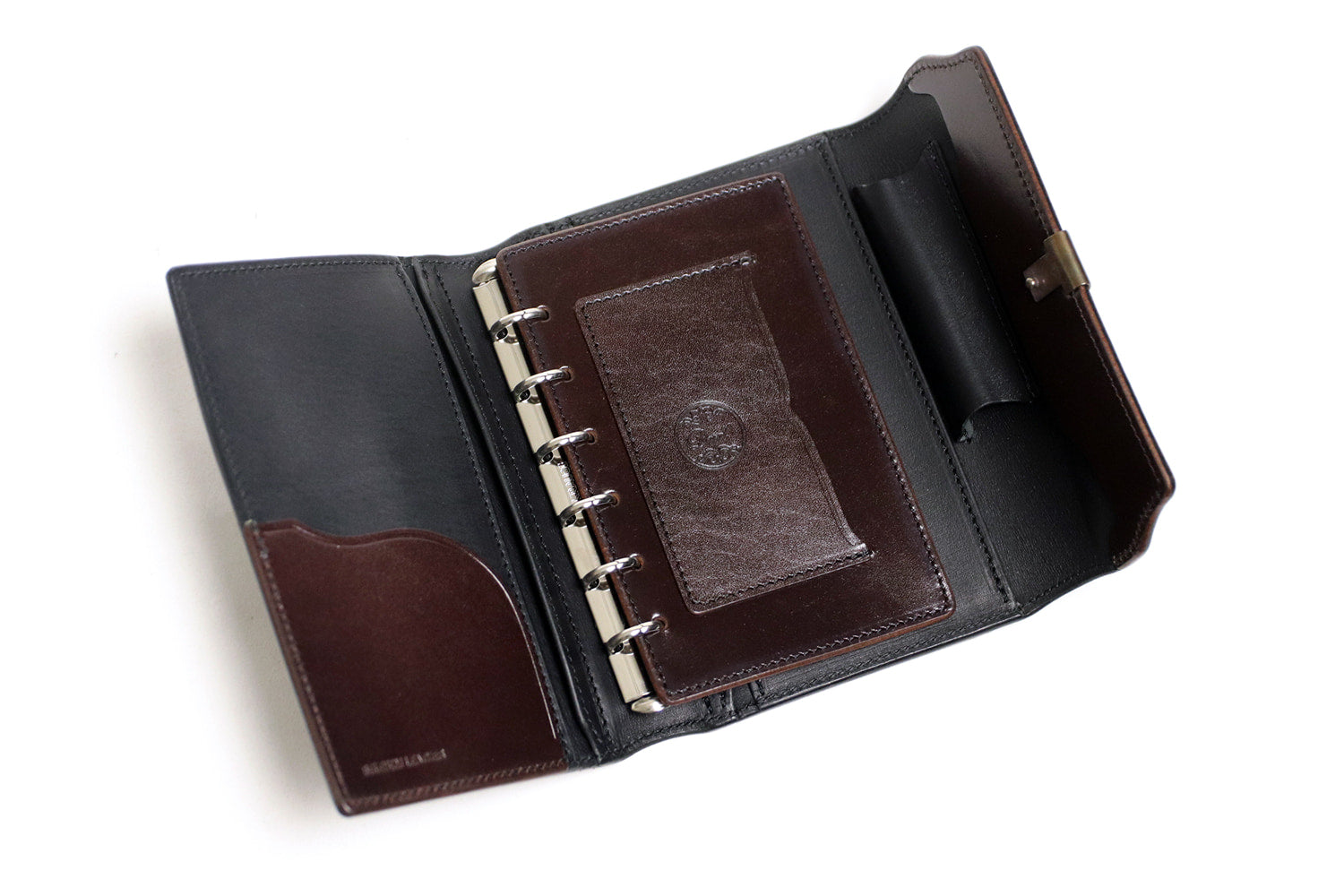 Dual / 池之端銀革店 透明感のあるツヤが現れるサドルプルアップレザー
