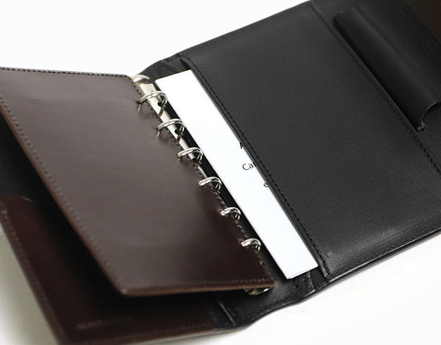 Dual / 池之端銀革店 透明感のあるツヤが現れるサドルプルアップレザー 収まりの良いミニ6サイズのシステム手帳