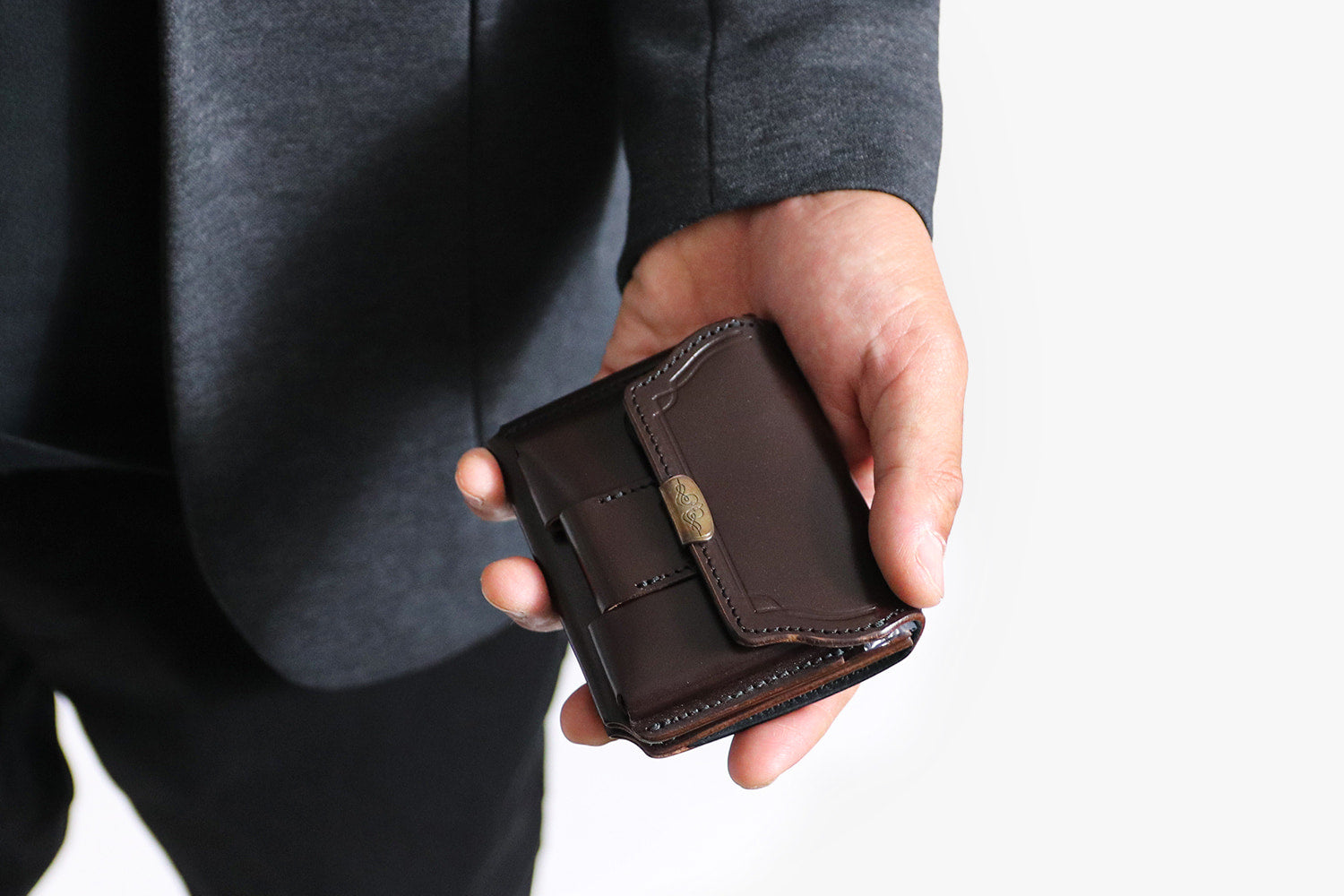 Dual / 池之端銀革店 透明感のあるツヤが現れるサドルプルアップレザー ギャルソンコンパクトウォレット
