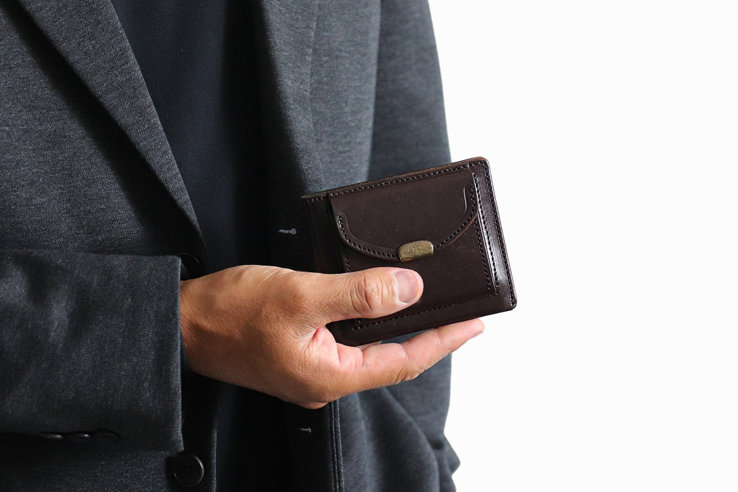Dual / 池之端銀革店 透明感のあるツヤが現れるサドルプルアップレザー