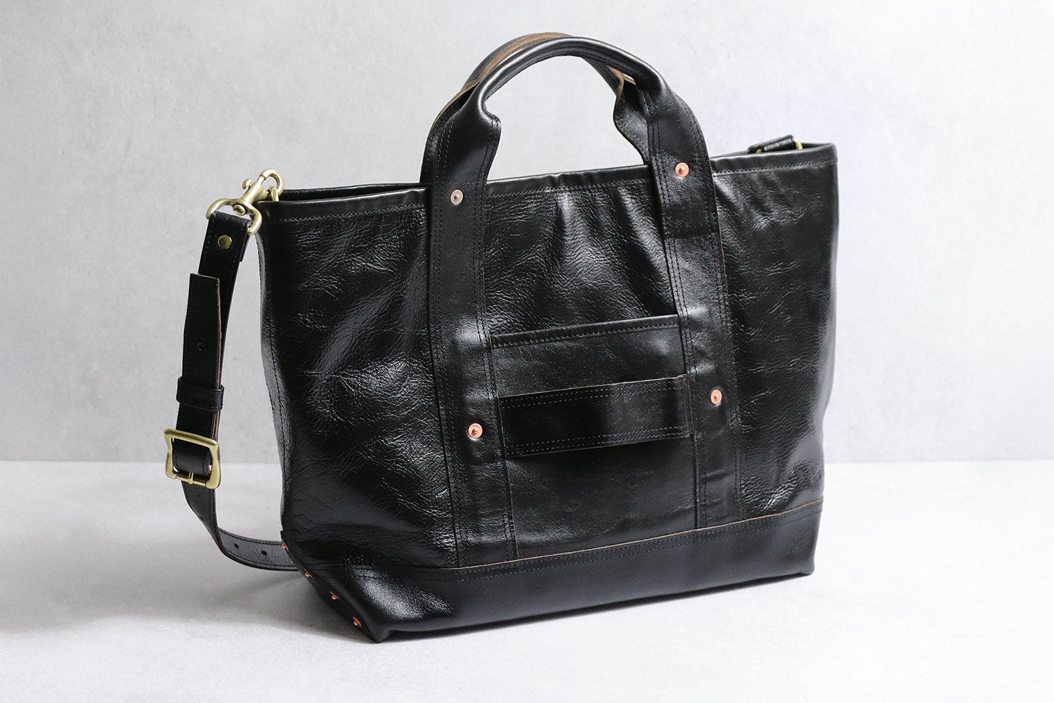 INCEPTION / HORSE HIDE COAL BAG (MEDIUM)