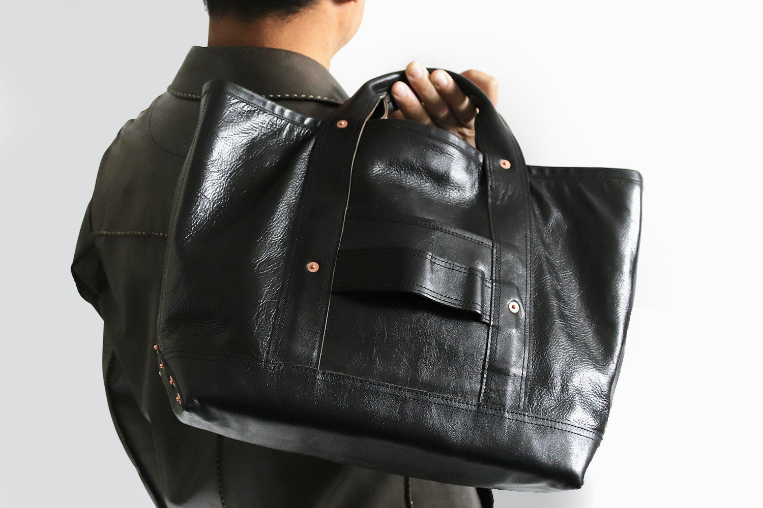 INCEPTION / HORSE HIDE COAL BAG (MEDIUM)