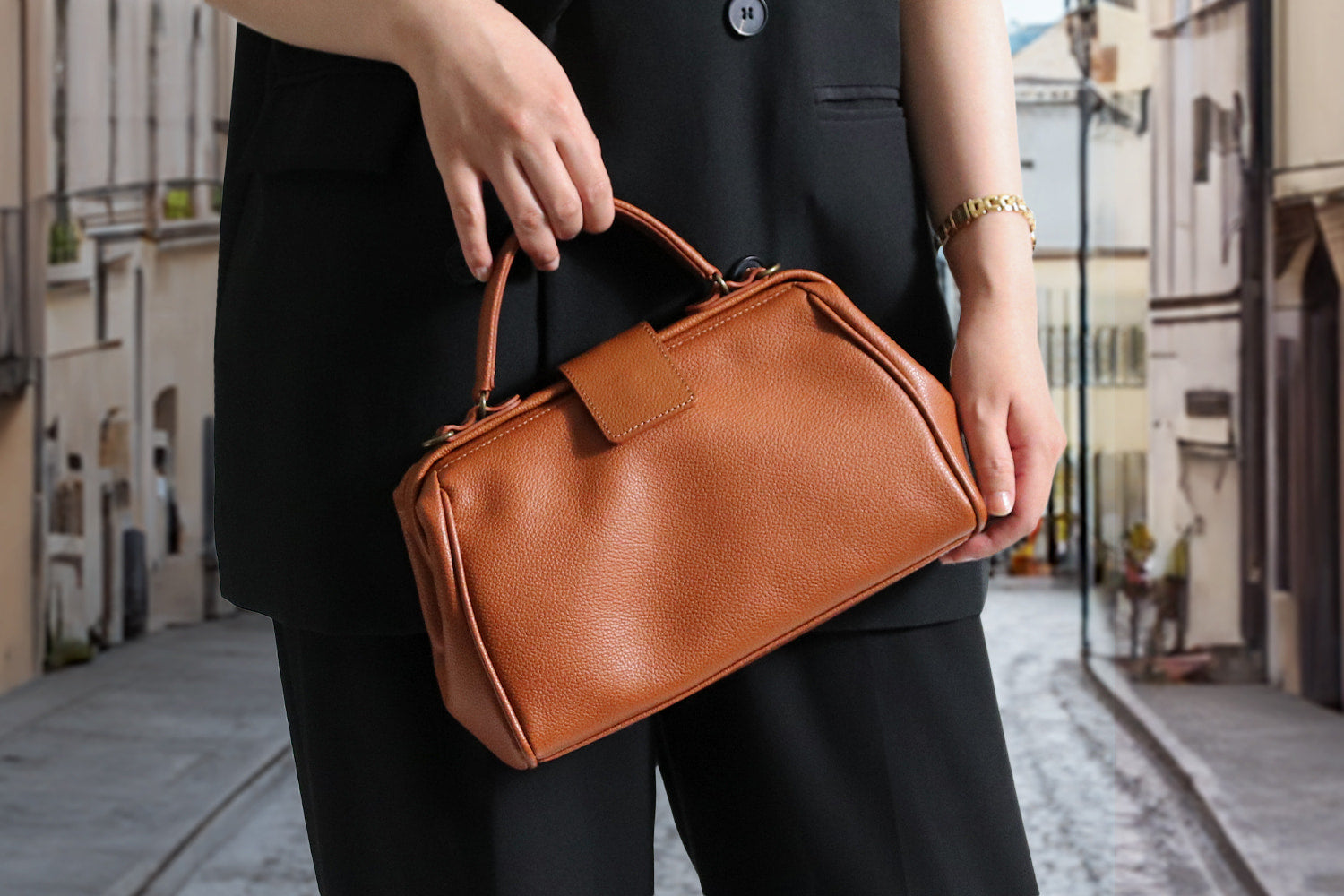 Atelier nuu / Parcel The NanoDullless bag has a large opening that makes it easy to use and is now a smarter size