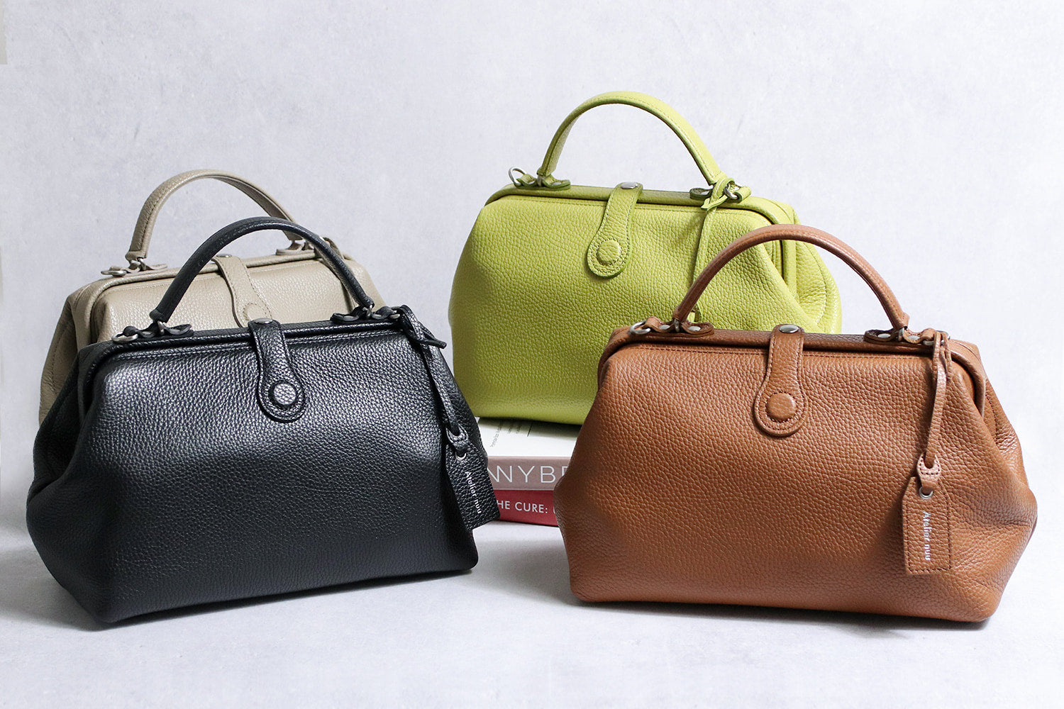 Atelier nuu / Parcel mist A mini duffel bag in subtle colors that can be opened with a single touch