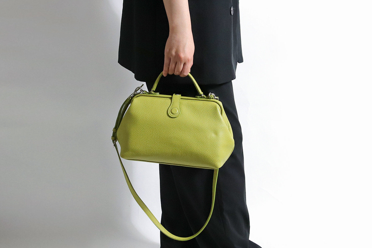Atelier nuu / Parcel mist A mini duffel bag in subtle colors that can be opened with a single touch