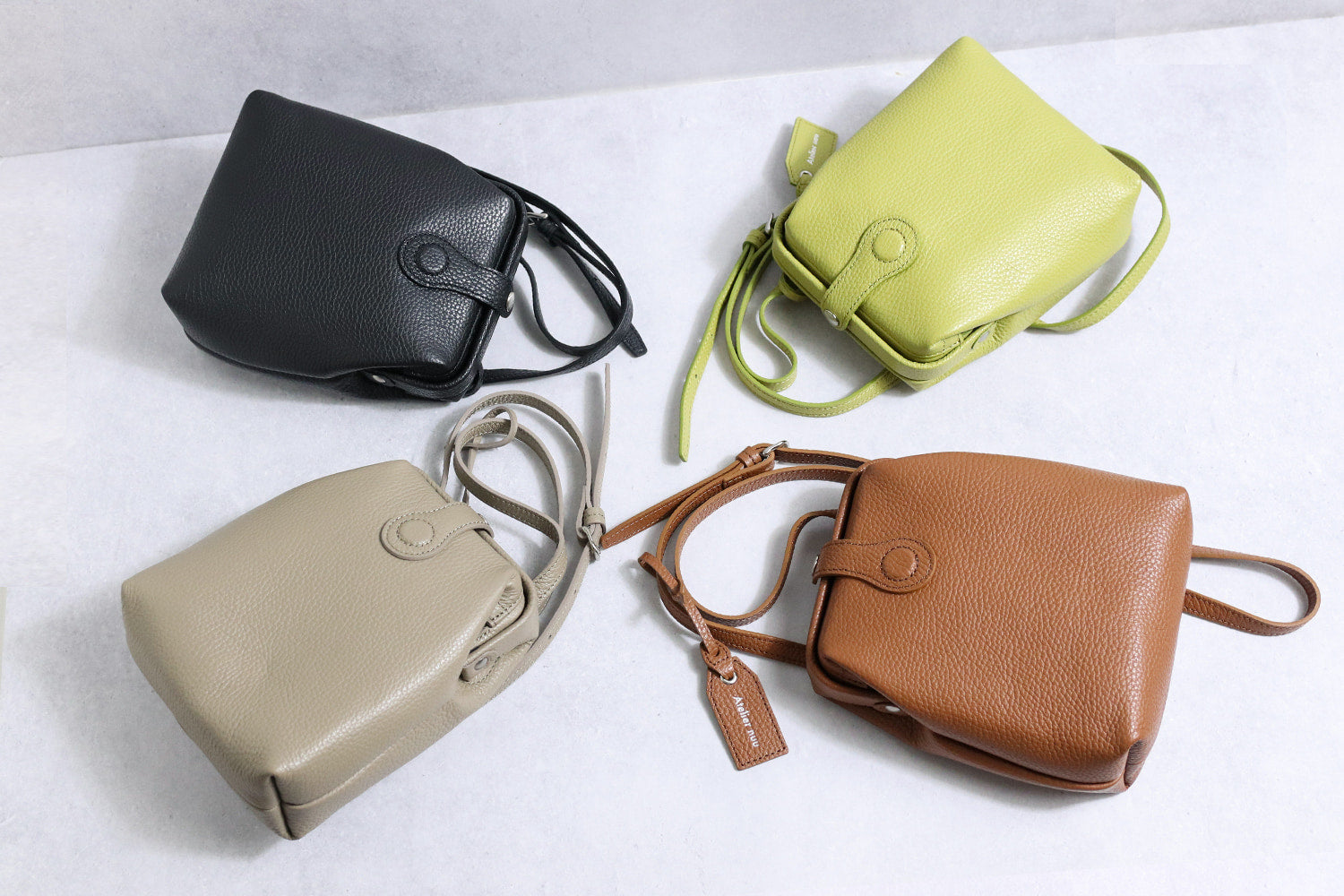 Atelier nuu / Parcel mist A cowhide duffel bag in a subtle color that opens with a single touch