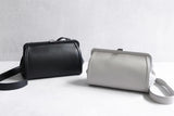 Atelier nuu / clay マットな質感で静かに佇む牛革。 洗練された曲線美が光るガマグチショルダー