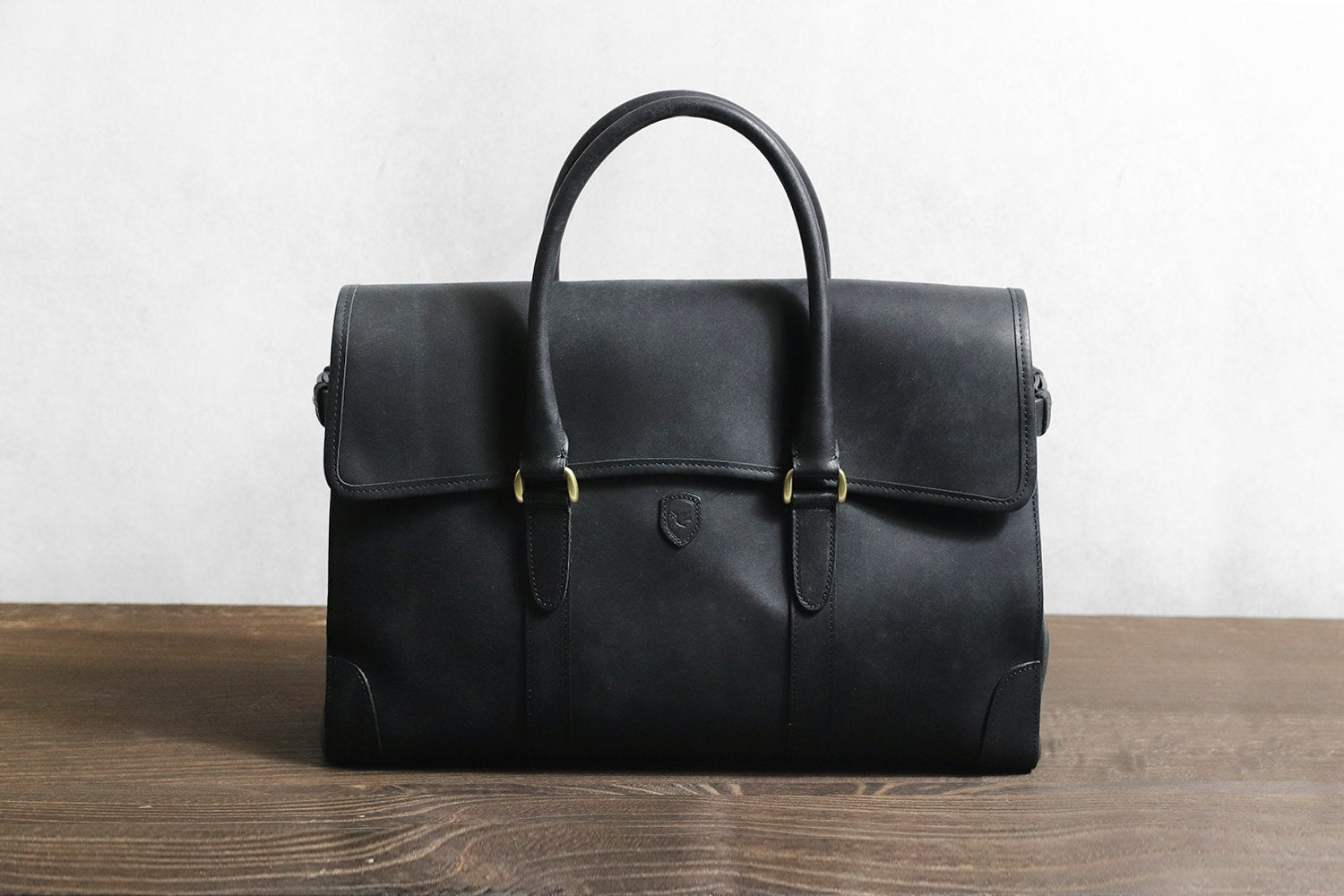 sot / Pueblo Leather Enjoy the unique aging process. A briefcase that highlights the appeal of distinctive Italian leather 