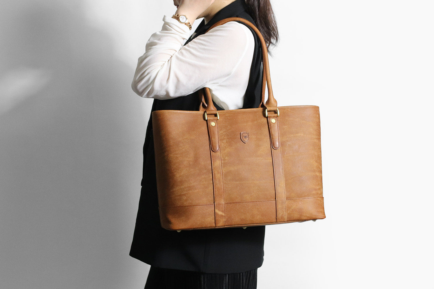 sot / Pueblo Leather Enjoy the unique aging process. A tote bag that highlights the charm of distinctive Italian leather. 