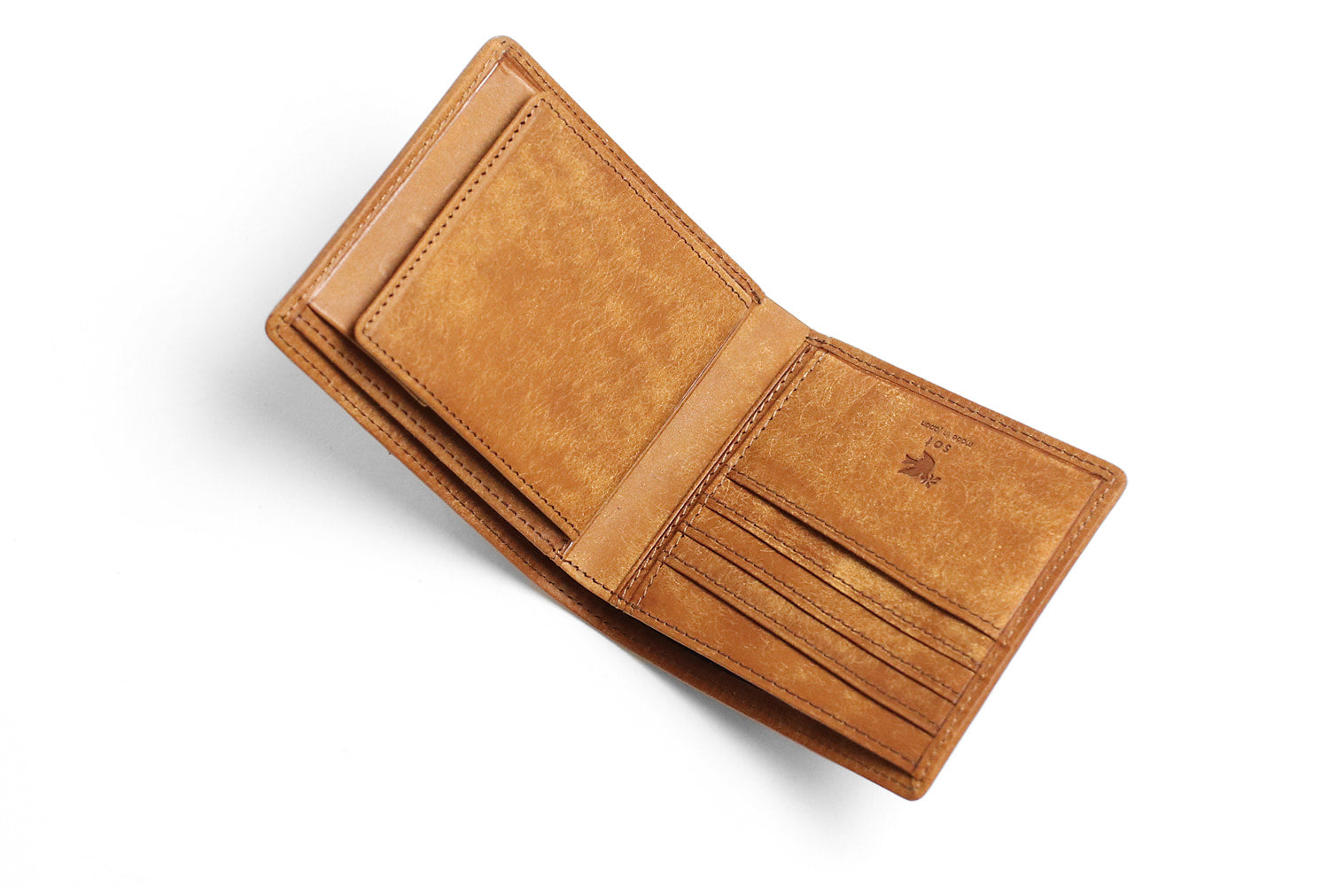 sot / Pueblo Leather Enjoy the unique aging effect. A bi-fold wallet that stands out with its unique Italian leather charm. 