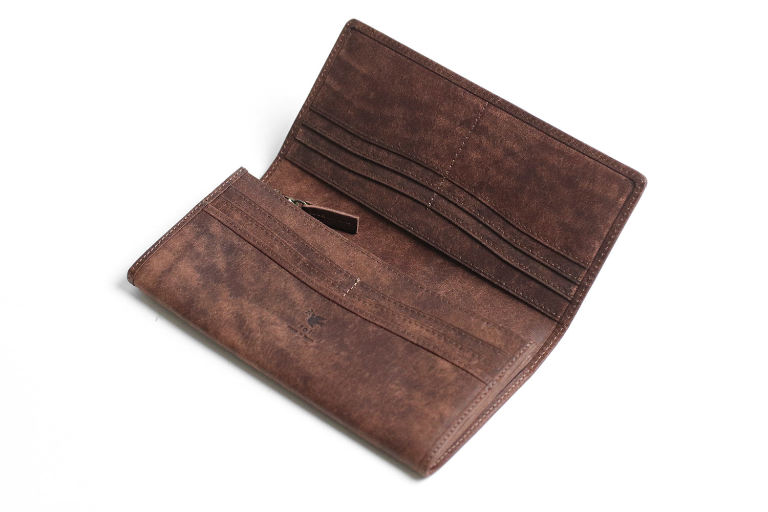 sot / Pueblo Leather Enjoy the unique aging process. A standard long wallet that highlights the charm of distinctive Italian leather. 