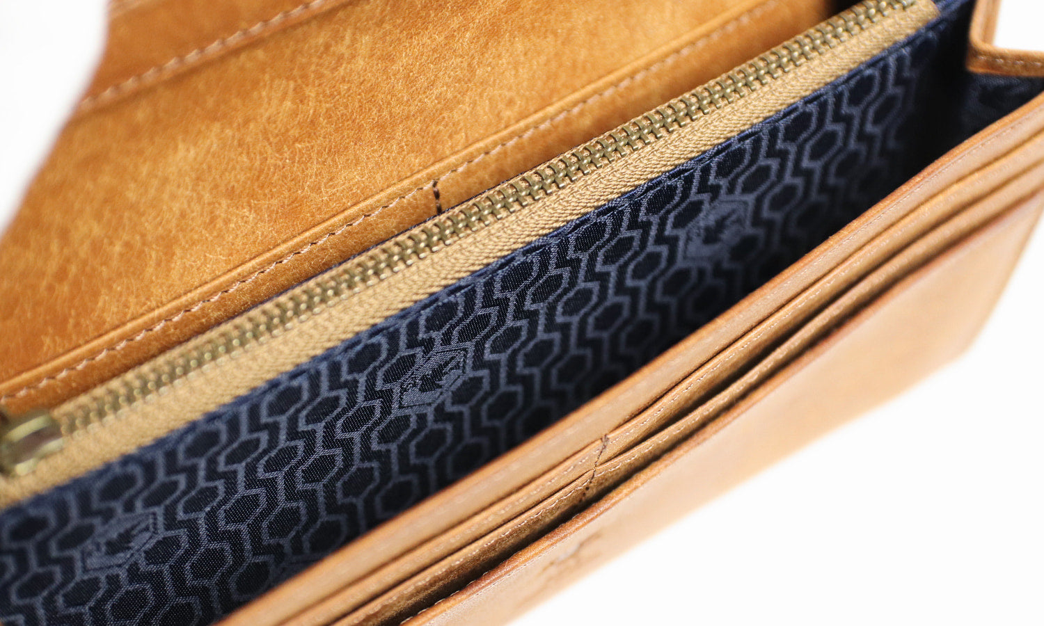 sot / Pueblo Leather Enjoy the unique aging process. A standard long wallet that highlights the charm of distinctive Italian leather. 