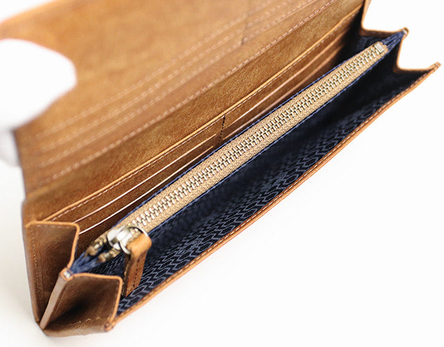 sot / Pueblo Leather Enjoy the unique aging process. A standard long wallet that highlights the charm of distinctive Italian leather. 