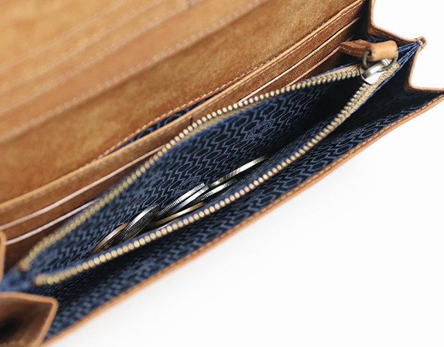 sot / Pueblo Leather Enjoy the unique aging process. A standard long wallet that highlights the charm of distinctive Italian leather. 