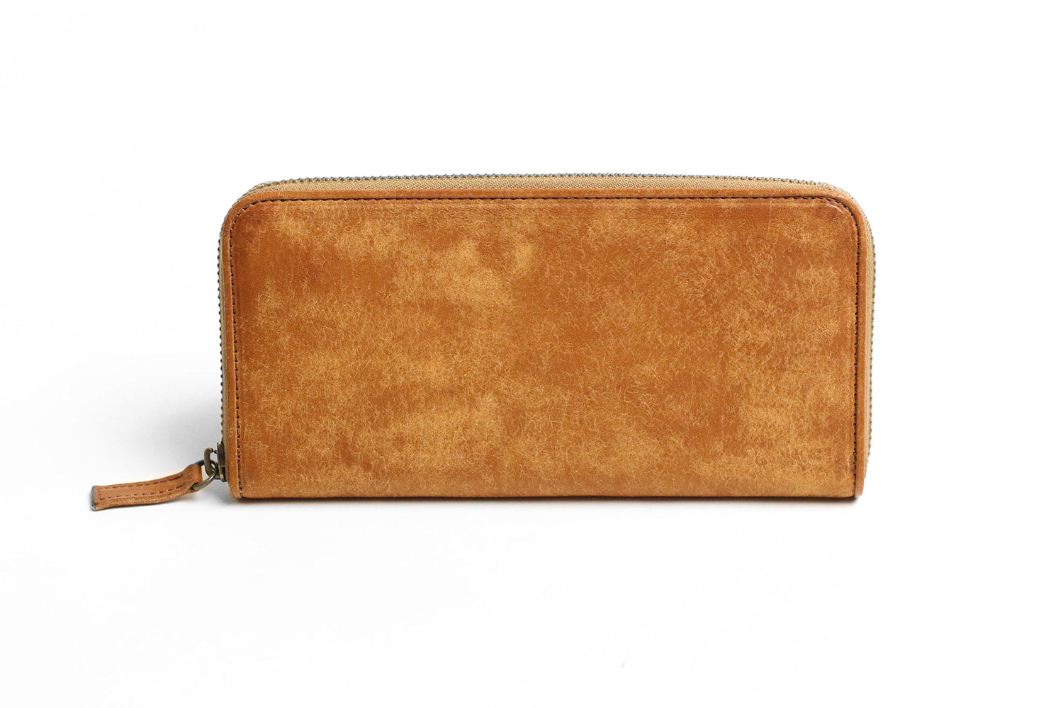 sot / Pueblo Leather Enjoy the unique aging effect. A round zip long wallet that stands out with its unique Italian leather charm. 