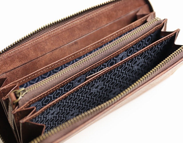 sot / Pueblo Leather Enjoy the unique aging effect. A round zip long wallet that stands out with its unique Italian leather charm. 