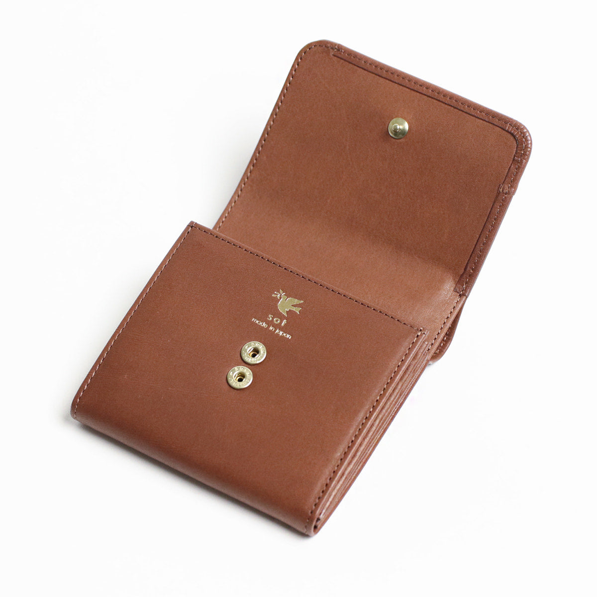 sot / Eleganza A compact wallet made of soft and elegant cowhide leather 