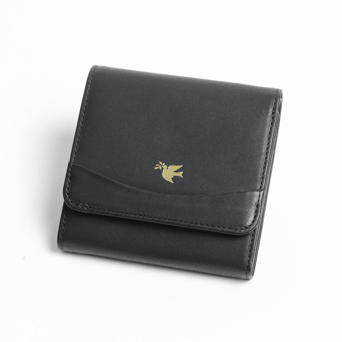 sot / Eleganza A compact wallet made of soft and elegant cowhide leather 