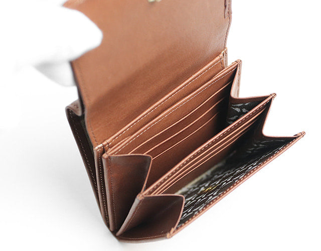 sot / Eleganza A compact wallet made of soft and elegant cowhide leather 