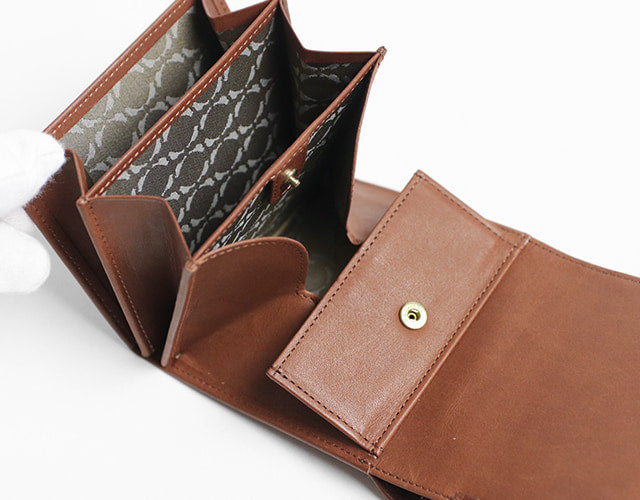 sot / Eleganza A compact wallet made of soft and elegant cowhide leather 