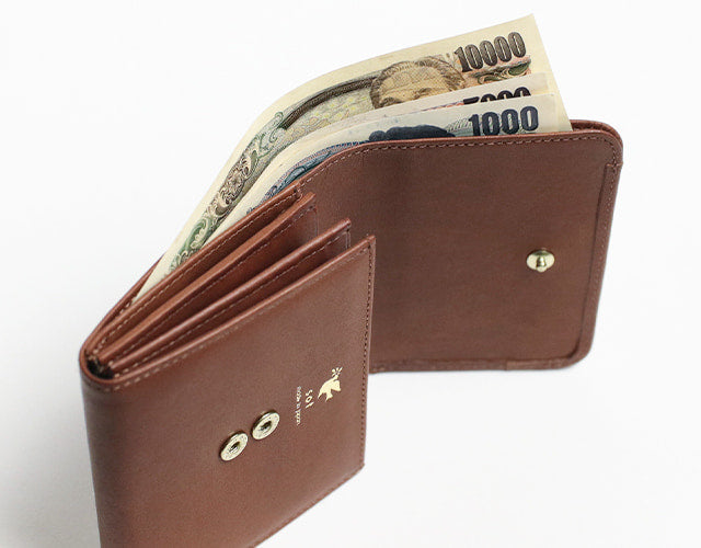 sot / Eleganza A compact wallet made of soft and elegant cowhide leather 