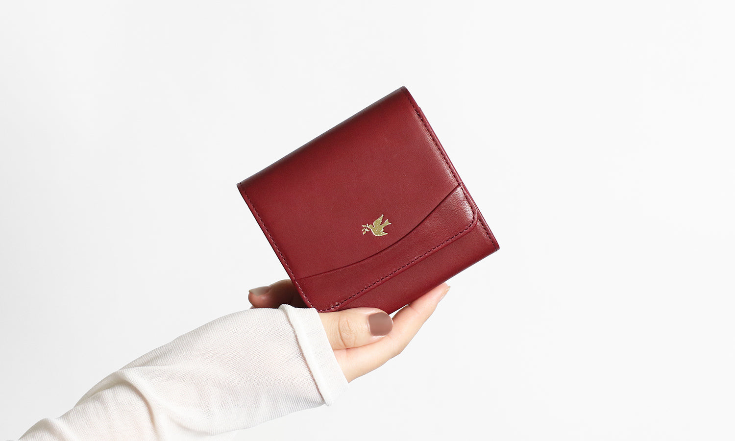 sot / Eleganza A compact wallet made of soft and elegant cowhide leather 