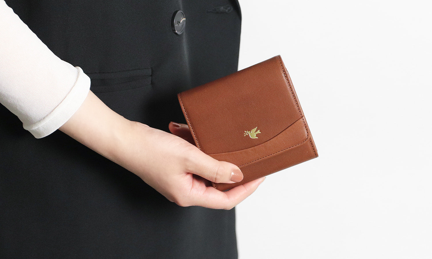 sot / Eleganza A compact wallet made of soft and elegant cowhide leather 